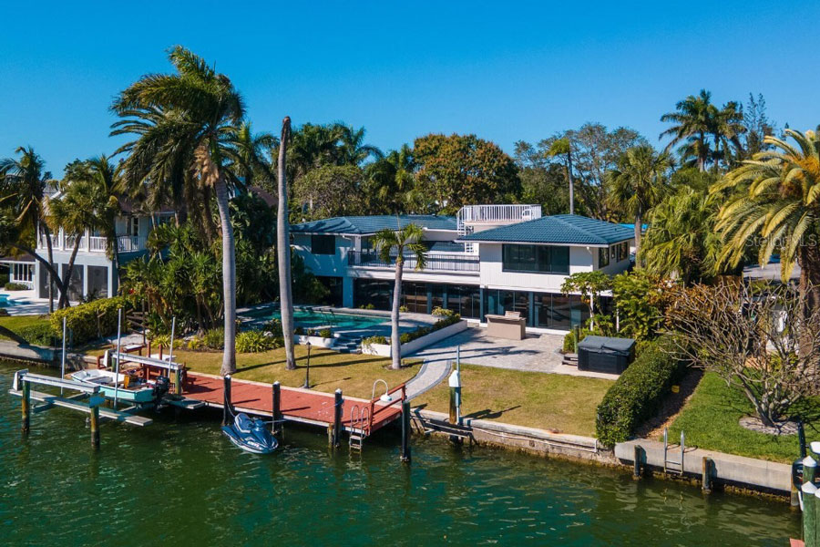  An exceptional location for serious boaters who value deep sailboat water and quick access to Sarasota Bay, Big Pass and the Gulf of Mexico.